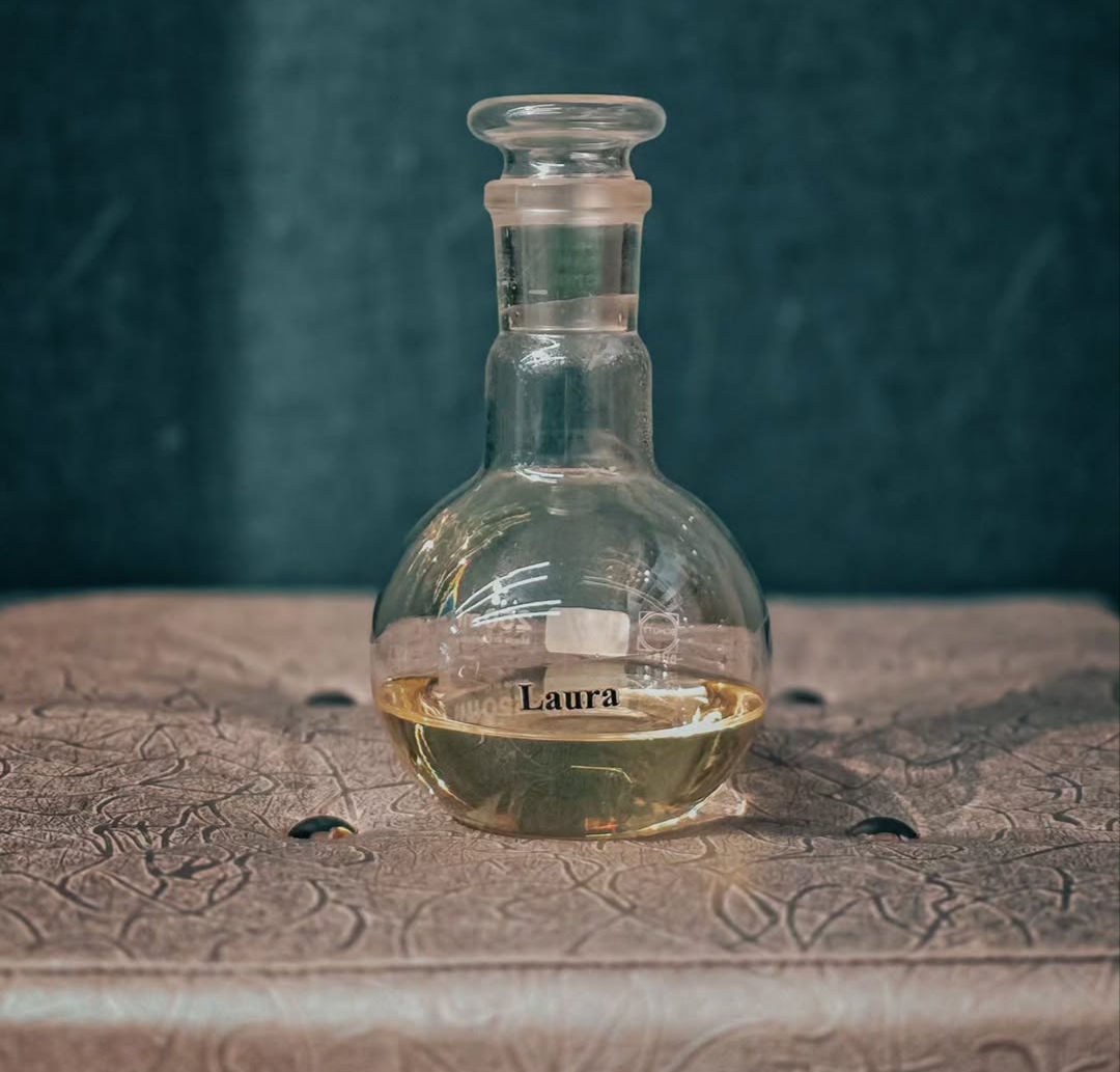 عطر لائورا