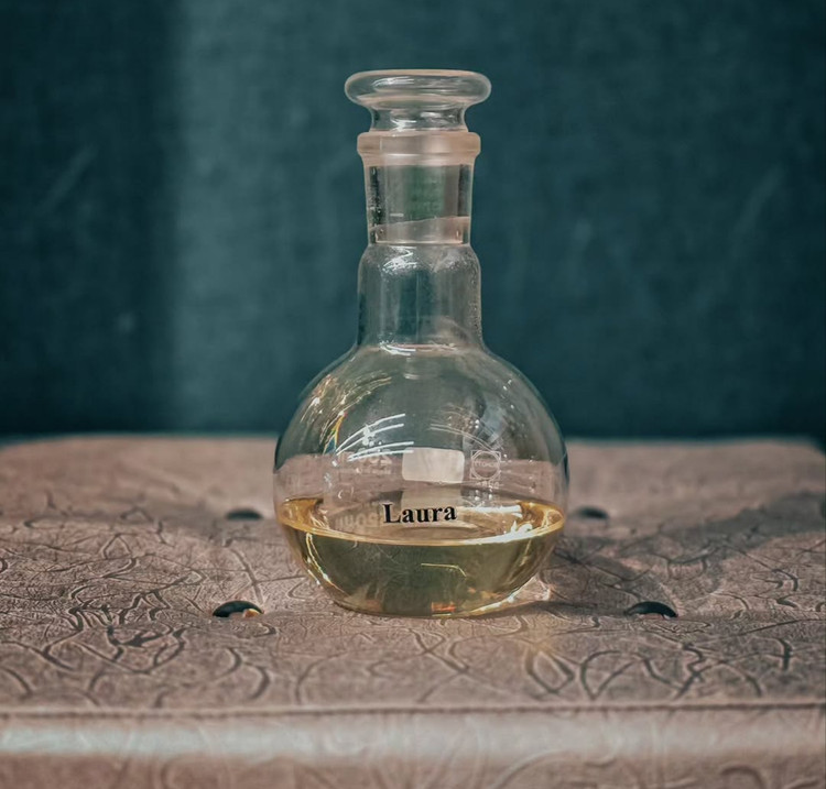 عطر لائورا